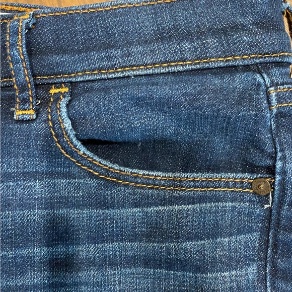 NWOT Abercrombie and Fitch sz 4 jean shorts w 2” inseam, roll hem. Distressed - Picture 4 of 9